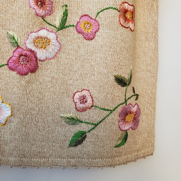 Vintage Embroidered Floral Short Sleeve Sweater - Picture 2 of 12
